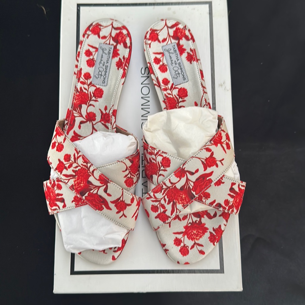 Tabitha Simmons Red Cream Satin Flower Design Sandals Brand New Size 7.5 (38)